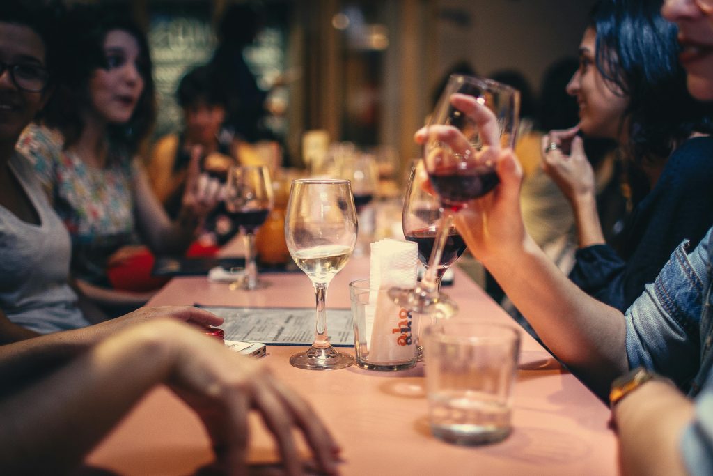 Pesquisa revela crescimento do consumo de vinho entre jovens e mulheres com maior escolaridade