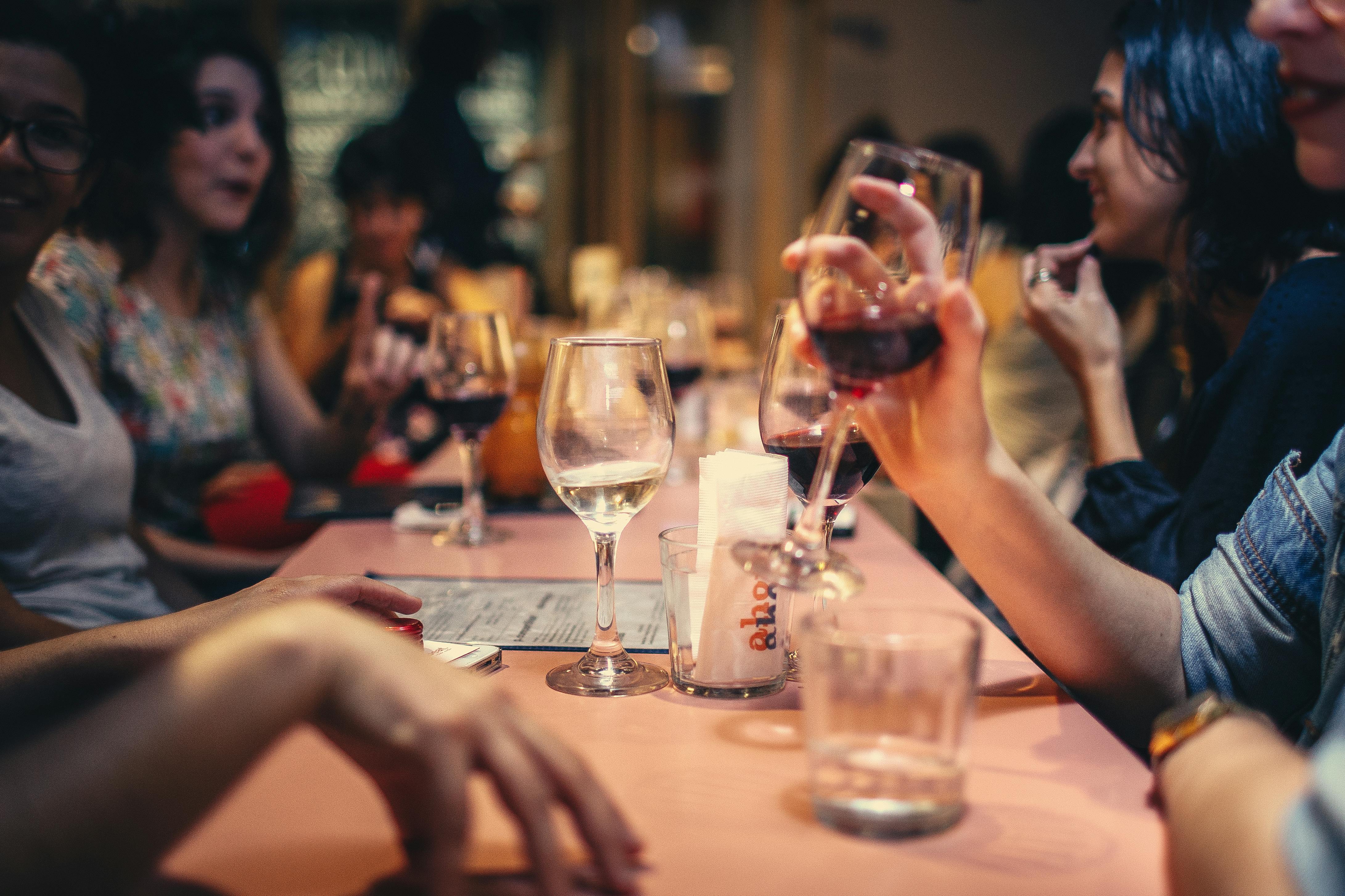 Pesquisa revela crescimento do consumo de vinho entre jovens e mulheres com maior escolaridade