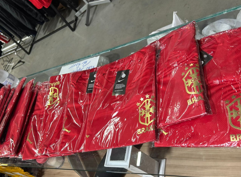 Polícia apreende camisa vermelha da seleção brasileira no centro de SP