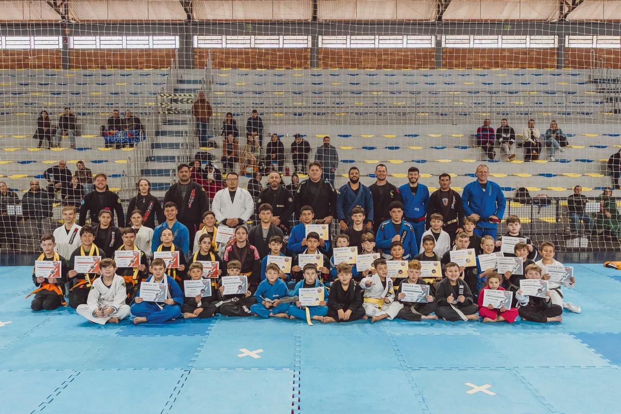 Praticantes do Jiu-Jitsu de Não-Me-Toque participam de seminário regional