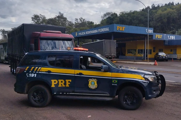 PRF flagra caminhão com quase R$ 30 mil em multas em Ijuí