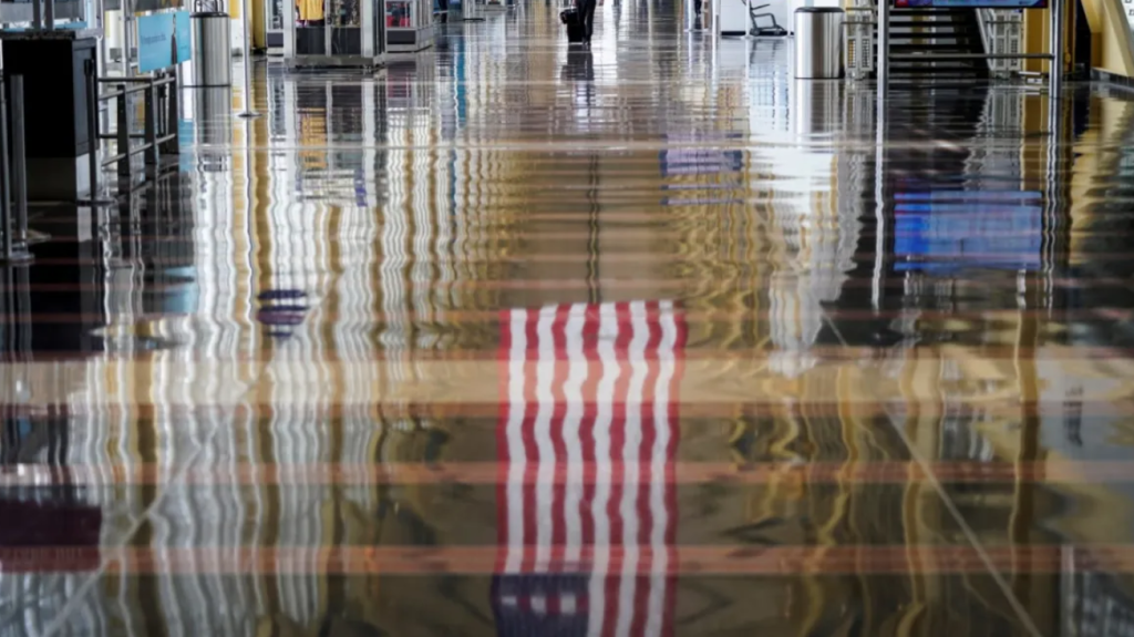 Proibição de viagens de Trump para 12 países entra em vigor nesta segunda