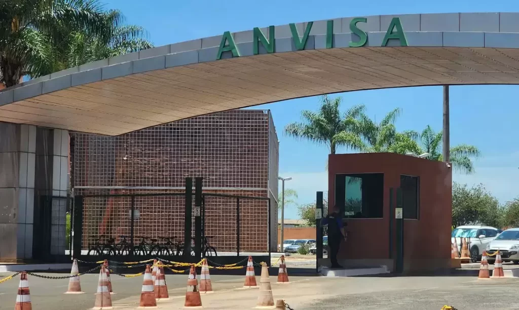 Anvisa faz novo alerta sobre farmácias de manipulação serem proibidas de manipular preenchedores; entenda