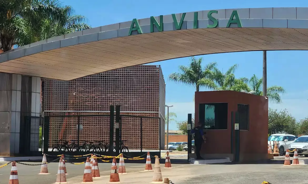 Anvisa faz novo alerta sobre farmácias de manipulação serem proibidas de manipular preenchedores; entenda