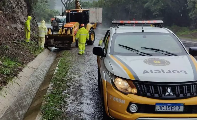 Comando Rodoviário da Brigada Militar orienta a população a evitar deslocamentos durante o feriado devido às chuvas intensas