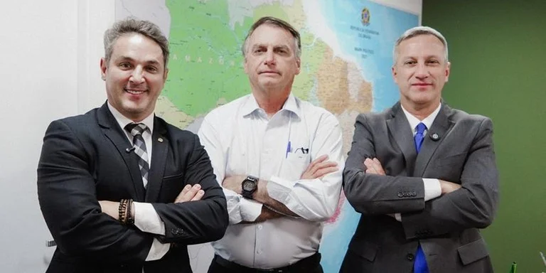 Bolsonaro anuncia pré-candidaturas de Zucco ao Piratini e de Sanderson ao Senado