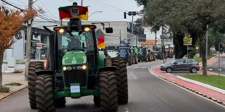 Agricultores gaúcho participam de tratoraço em Passo Fundo