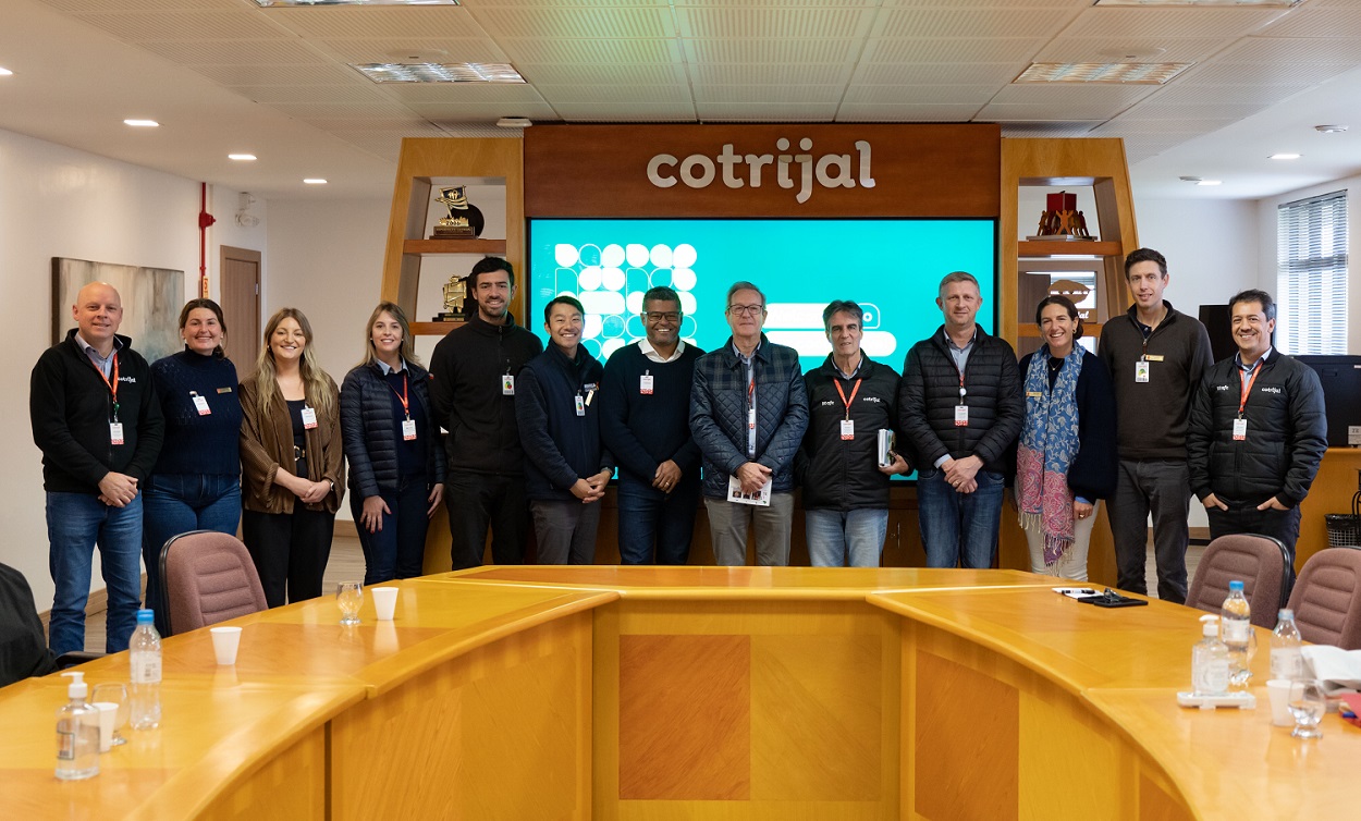 Cotrijal apresenta cooperativismo agropecuário para bolsistas estrangeiros