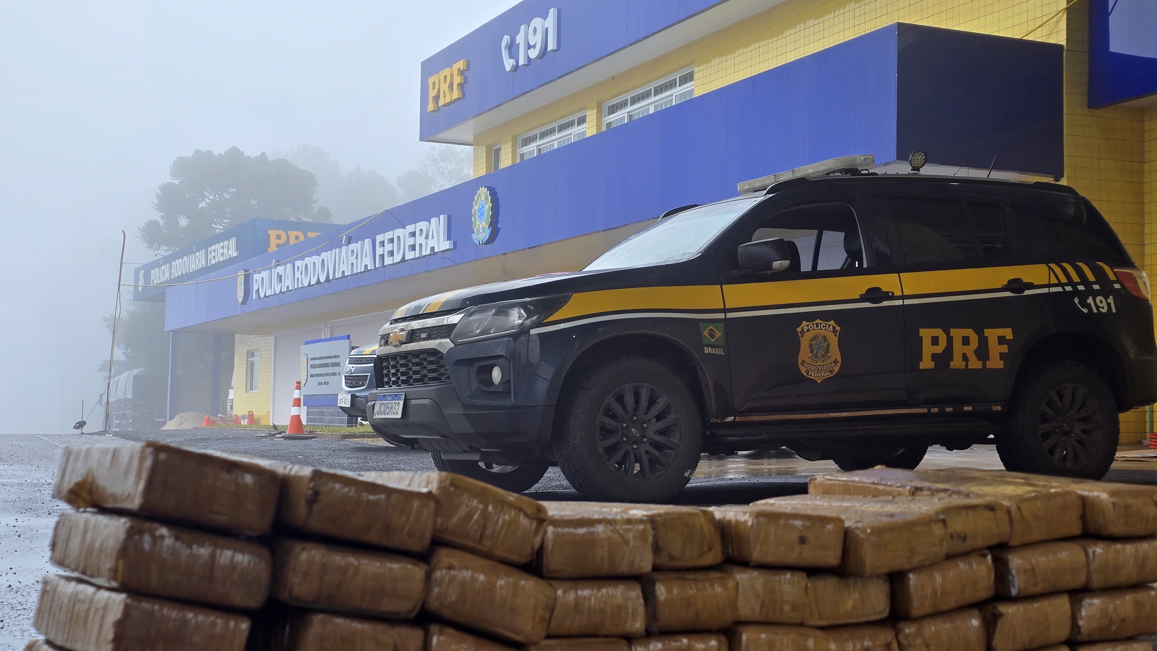 PRF prende casal de traficantes em carro argentino carregado com maconha