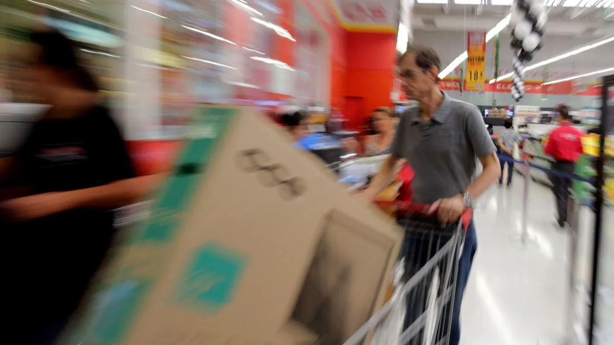 Vendas no varejo do Brasil recuam 0,4% em abril, diz IBGE