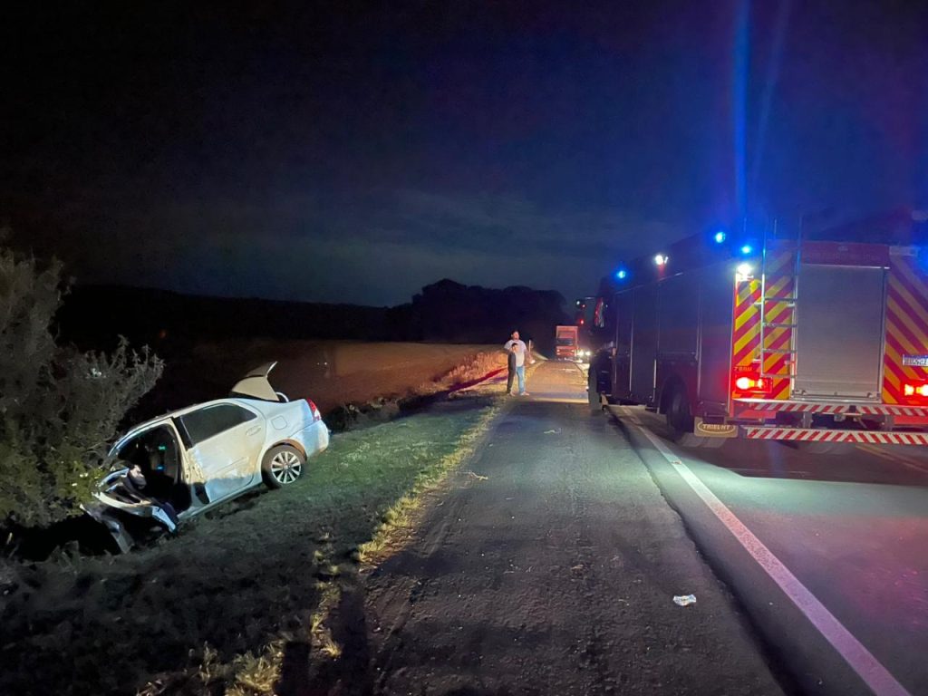 Acidente envolvendo caminhão e carro deixa três pessoas feridas na BR-285