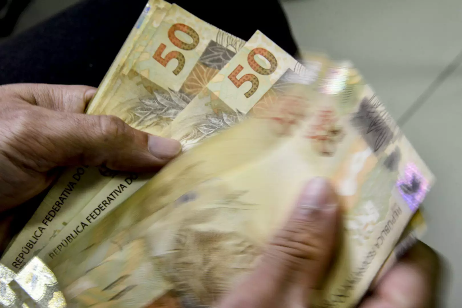 Caixa libera abono salarial para nascidos em setembro e outubro