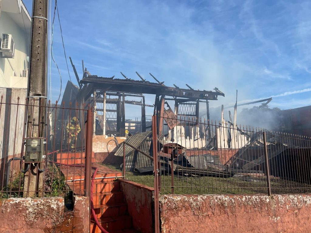 Casa de madeira é destruída por incêndio no centro de Carazinho