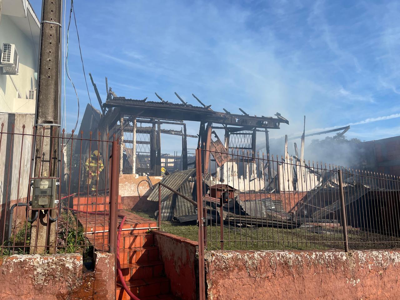 Casa de madeira é destruída por incêndio no centro de Carazinho
