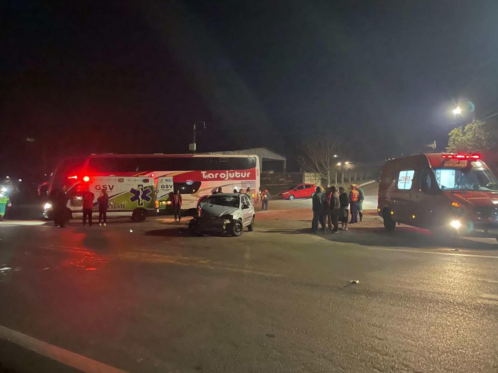 Colisão entre carro e caminhão é registrado na BR-285