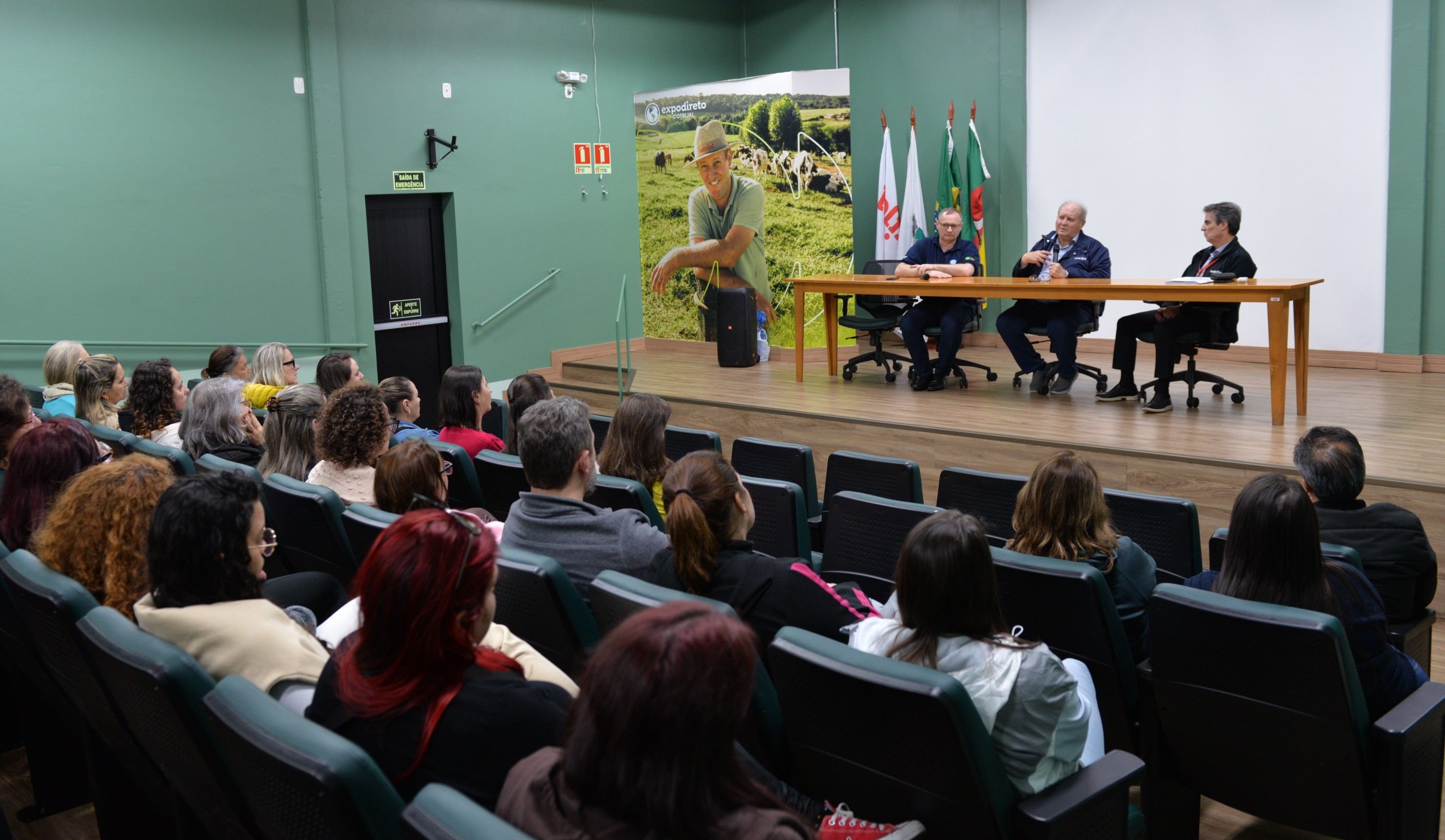 Cotrijal compartilha modelo cooperativista com professores durante visita técnica