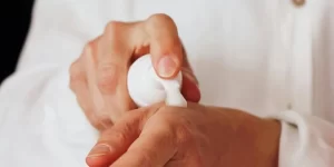 Entenda por que hidratar as mãos no inverno é mais urgente do que você imagina