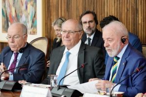 Governo Lula deve reagir a tarifa de Trump com decreto de reciprocidade até terça-feira