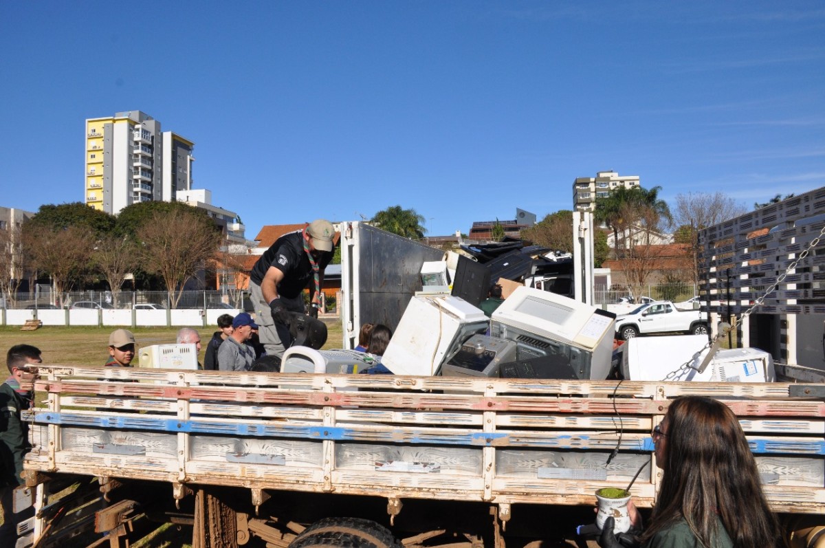 Campanha recolhe 17 toneladas de eletrônicos e mil pneus em Não-Me-Toque