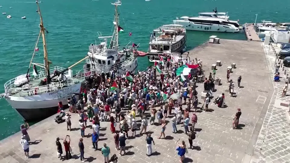 Israel intercepta barco com ativistas em direção à Faixa de Gaza, diz grupo