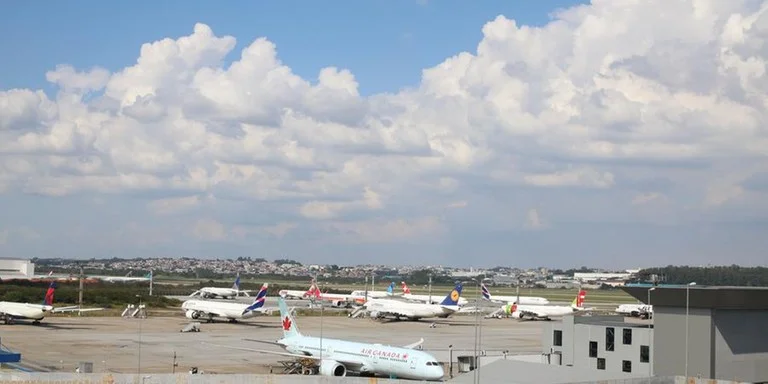 Movimento nos aeroportos brasileiros cresce 10% em 2025