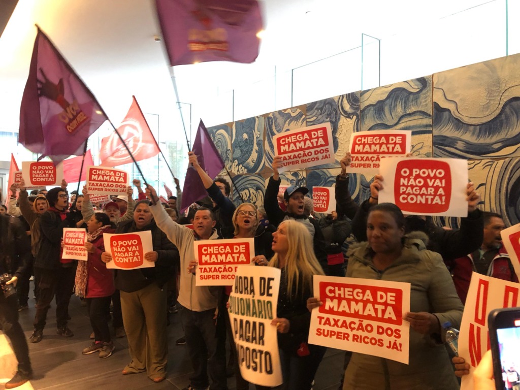 Ativistas de esquerda invadem prédio na Faria Lima por taxa de super-ricos