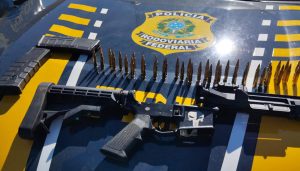 Polícia prende dois homens com fuzil e munição em Sarandi