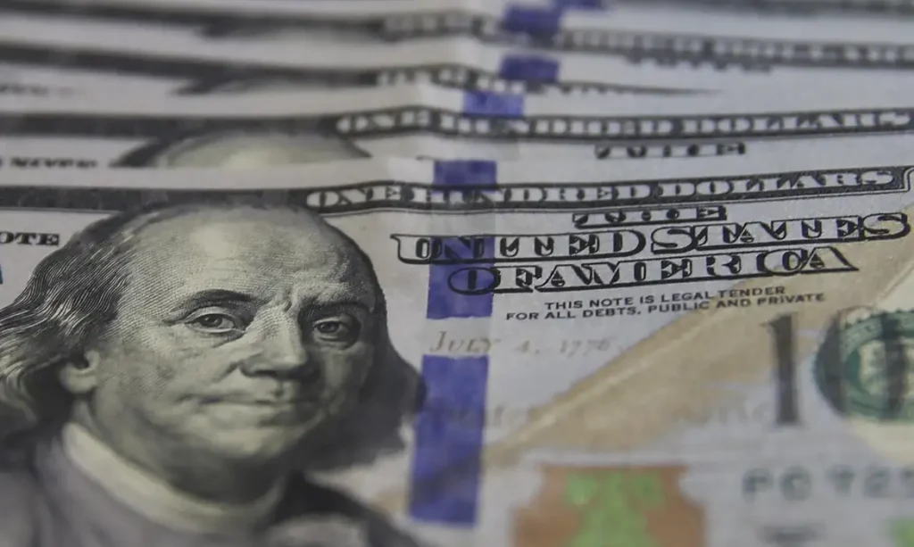 Dinheiro de brasileiros no exterior soma US$ 654,5 bilhões em 2024