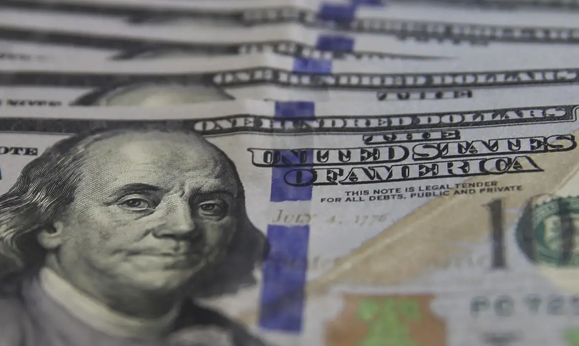 Dinheiro de brasileiros no exterior soma US$ 654,5 bilhões em 2024