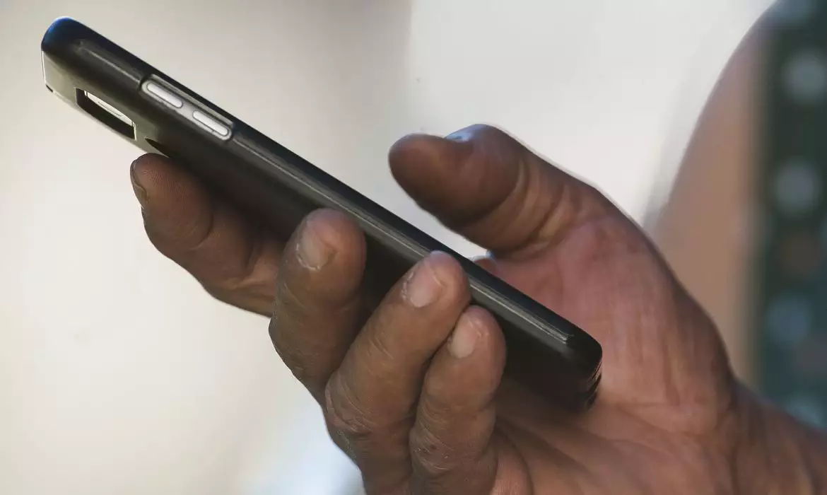 Governo federal regulamenta o cadastro para consultar se celular foi roubado ou furtado