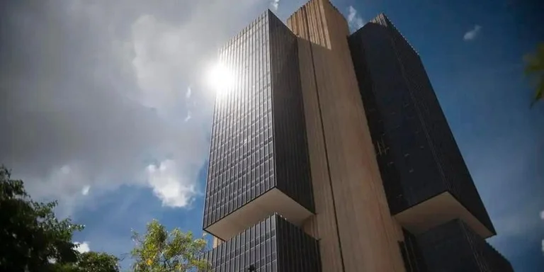 Copom mantém juros básicos da economia em 15% ao ano