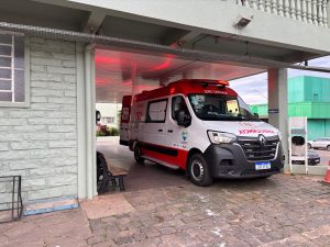 Idosa sofre queda em calçada e é socorrida pelo Samu