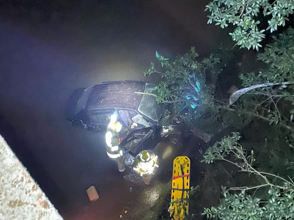 Motorista cai de ponte após perder controle do carro na BR-386 entre Carazinho e Santo Antônio do Planalto
