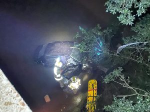 Motorista cai de ponte após perder controle do carro na BR-386 entre Carazinho e Santo Antônio do Planalto