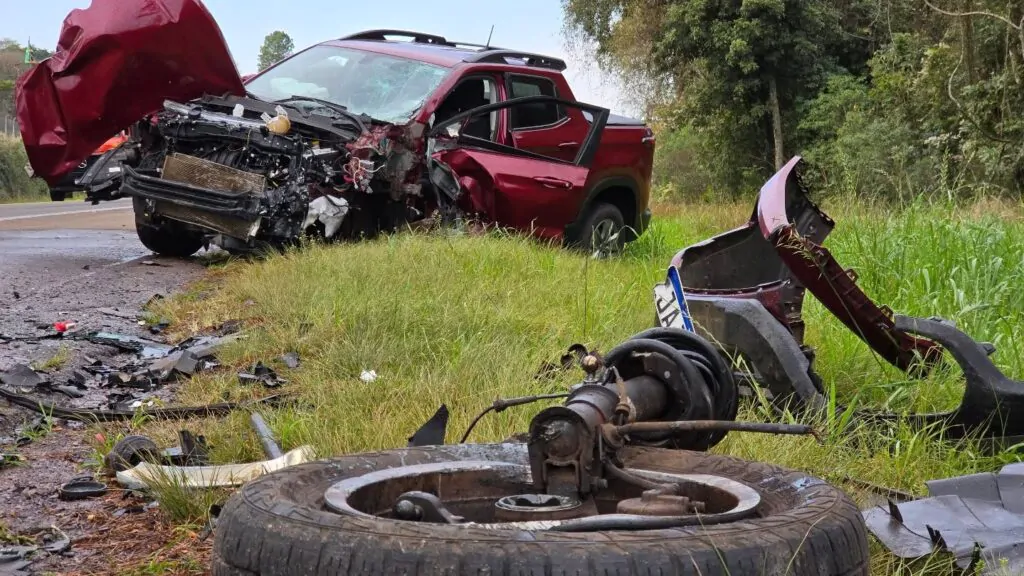 Acidente entre caminhão e caminhonete bloqueia parcialmente a BR-386 em Carazinho