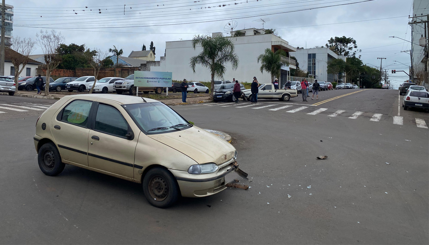 Acidente envolve três veículos no centro de Não-Me-Toque