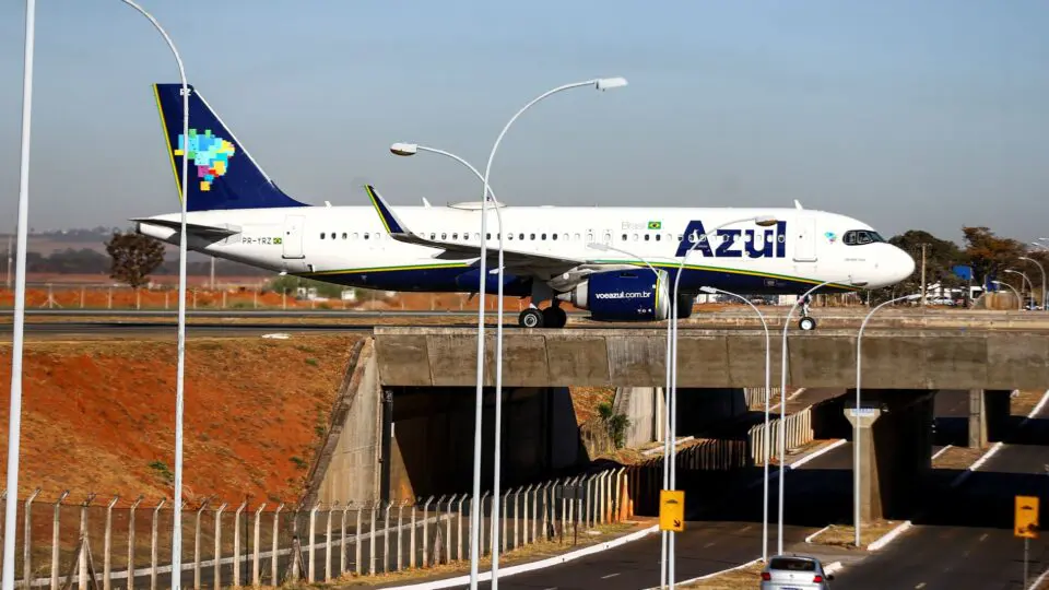 Avião da Azul faz pouso de emergência no DF após ameaça de bomba