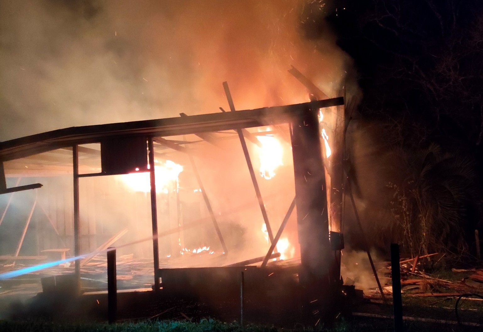 Incêndio mobiliza Bombeiros Voluntários em Não-Me-Toque na madrugada deste domingo (31)