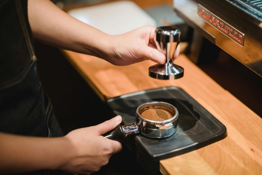Café moído tem primeira queda em 18 meses, mas especialistas alertam: “Alívio pode não durar”
