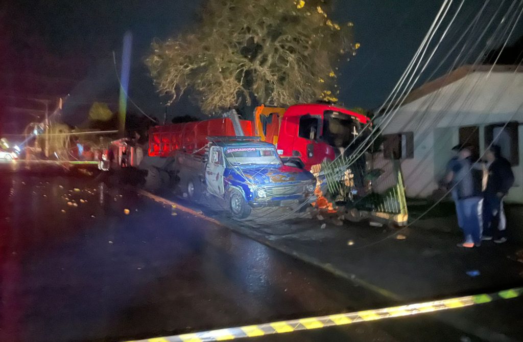 Caminhão desgovernado atinge poste e residências em Carazinho