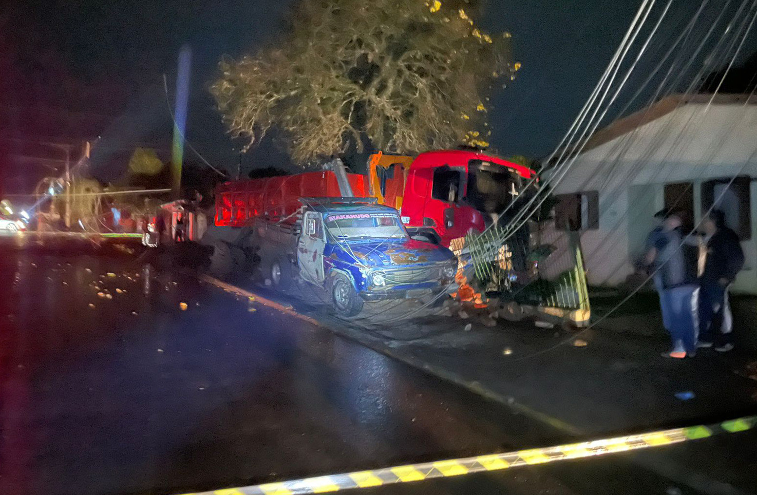 Caminhão desgovernado atinge poste e residências em Carazinho