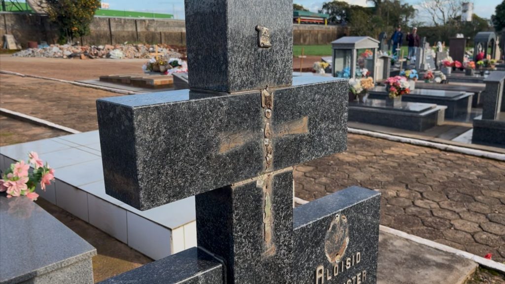 Familiares lamentam violação de túmulos nos cemitérios católico e evangélico em Não-Me-Toque  