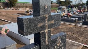 Familiares lamentam violação de túmulos nos cemitérios católico e evangélico em Não-Me-Toque  