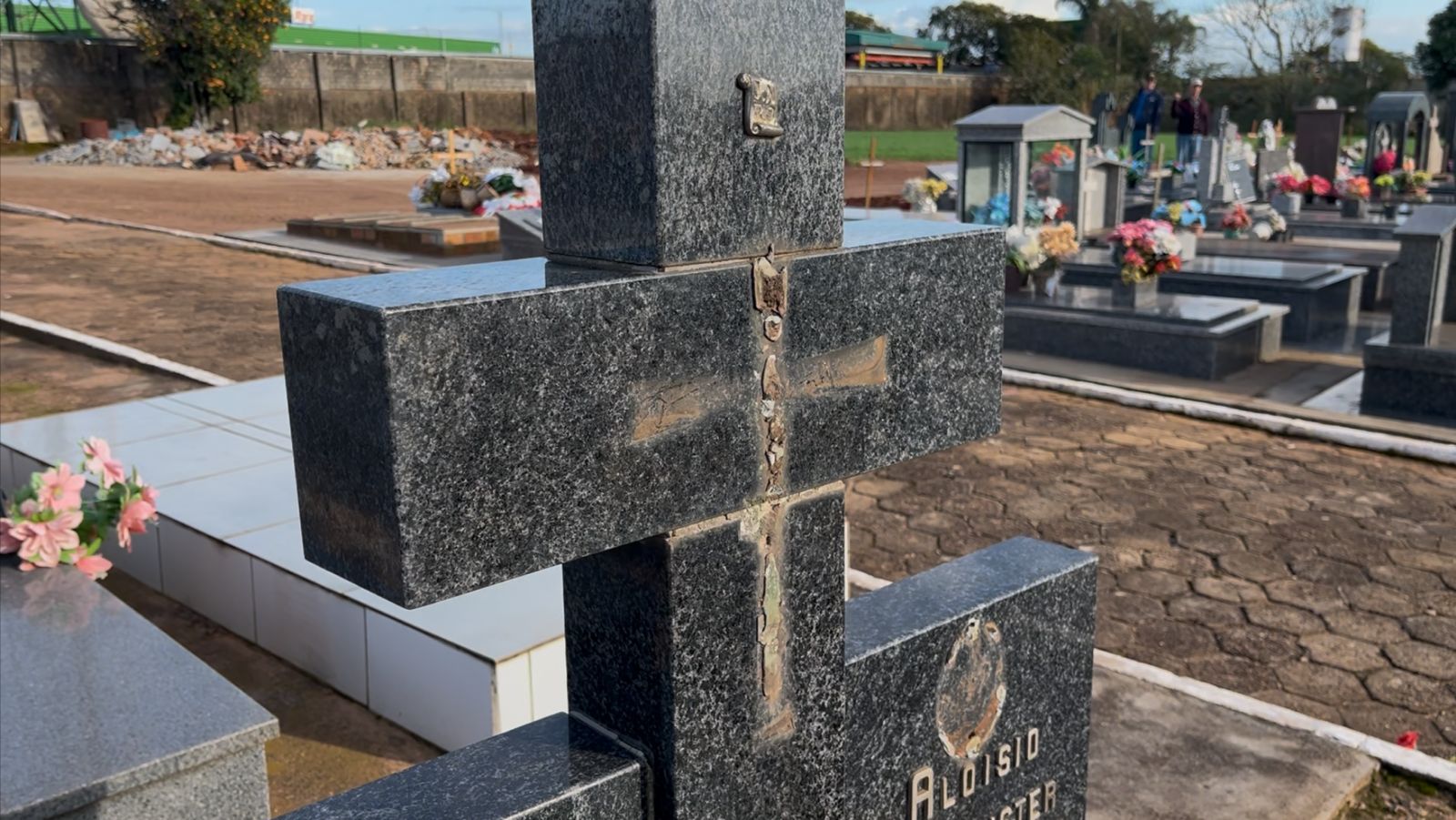 Familiares lamentam violação de túmulos nos cemitérios católico e evangélico em Não-Me-Toque  