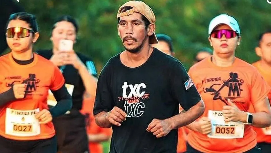 Homem embriagado e de chinelo completa corrida de 8km e ganha medalha