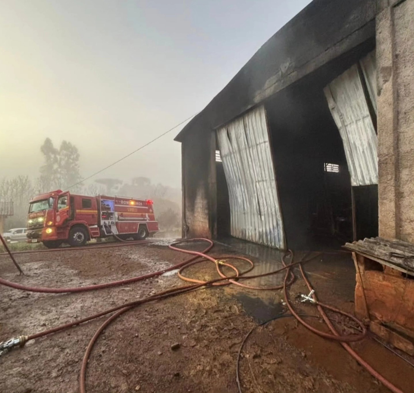 Incêndio destrói galpão e máquinas agrícolas em Ipiranga do Sul