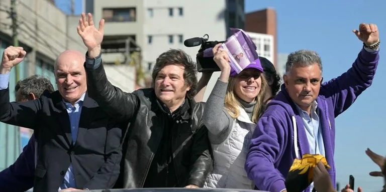 Milei é alvo de pedradas durante ato de campanha na Argentina