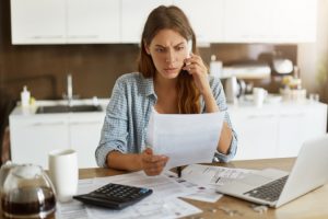 Estudo mostra que mais de 70% da renda dos brasileiros está comprometida com dívidas