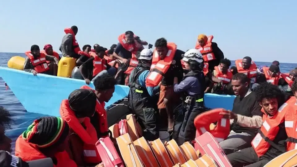 Navio de ONG da Alemanha resgata 73 imigrantes no Mar Mediterrâneo