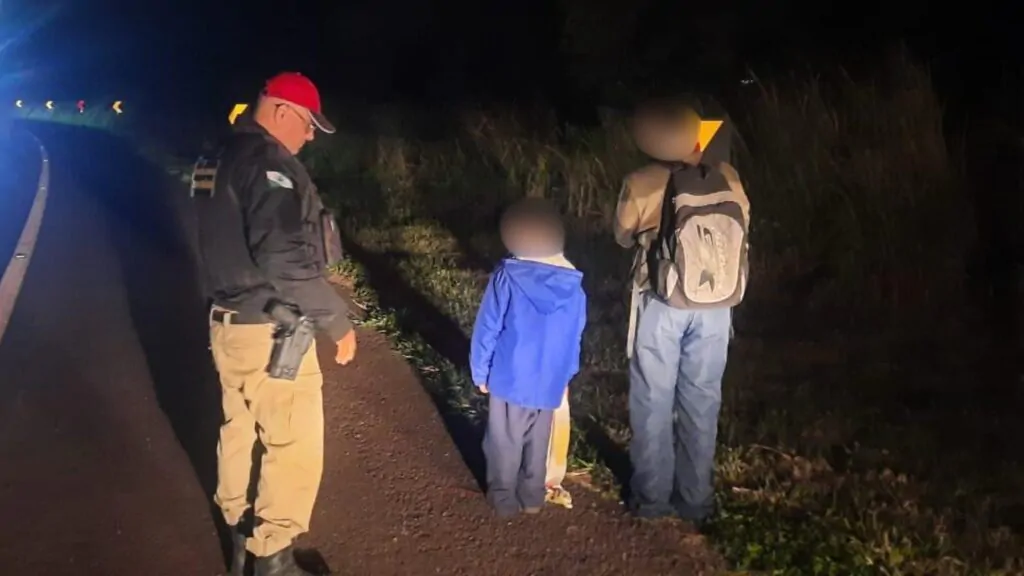 Crianças são resgatadas pela polícia após serem encontradas com frio e fome na BR-369